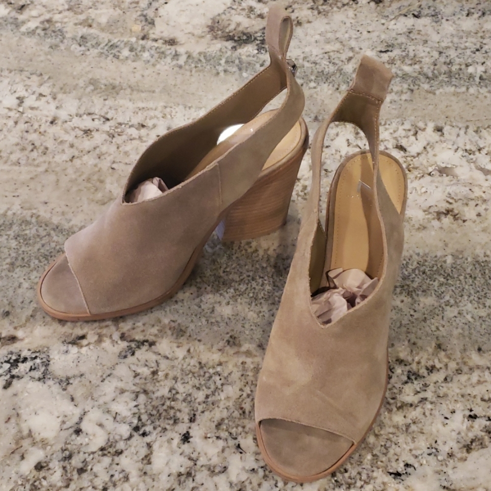 Marc Fisher Vidal Ankle Strap Sandal Missing Strap